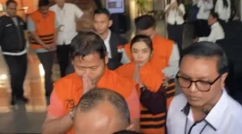 Lima tersangka korupsi dana bencana BNPB mengenakan rompi tahanan oranye saat dikeluarkan dari Gedung KPK. Foto: Ist.
