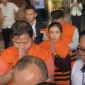 Lima tersangka korupsi dana bencana BNPB mengenakan rompi tahanan oranye saat dikeluarkan dari Gedung KPK. Foto: Ist.