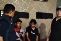 Dua tersangka pembunuhan sadis HD (50) diamankan petugas Polsek Kualuh Leidong di Labuhanbatu Utara, Selasa (6/10/2026). Pelaku utama tersinggung ajakan korban, rekannya masih di bawah umur. Foto: Ist.