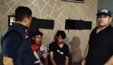 Dua tersangka pembunuhan sadis HD (50) diamankan petugas Polsek Kualuh Leidong di Labuhanbatu Utara, Selasa (6/10/2026). Pelaku utama tersinggung ajakan korban, rekannya masih di bawah umur. Foto: Ist.