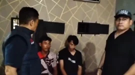 Dua tersangka pembunuhan sadis HD (50) diamankan petugas Polsek Kualuh Leidong di Labuhanbatu Utara, Selasa (6/10/2026). Pelaku utama tersinggung ajakan korban, rekannya masih di bawah umur. Foto: Ist.