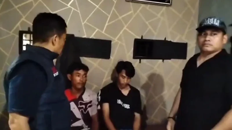 Dua tersangka pembunuhan sadis HD (50) diamankan petugas Polsek Kualuh Leidong di Labuhanbatu Utara, Selasa (6/10/2026). Pelaku utama tersinggung ajakan korban, rekannya masih di bawah umur. Foto: Ist.