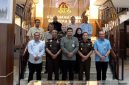 Gubernur Sumut Bobby Afif Nasution bersama Kepala Kejati Sumut Muhibuddin dan jajaran berfoto usai pertemuan di Kantor Kejati Sumut, Medan, Selasa (13/10/2026). Perkuat sinergi Pemprov–Kejati, evaluasi 2026, targetkan gedung baru rampung 2027. Foto: Ist.