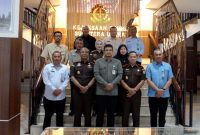 Gubernur Sumut Bobby Afif Nasution bersama Kepala Kejati Sumut Muhibuddin dan jajaran berfoto usai pertemuan di Kantor Kejati Sumut, Medan, Selasa (13/10/2026). Perkuat sinergi Pemprov–Kejati, evaluasi 2026, targetkan gedung baru rampung 2027. Foto: Ist.