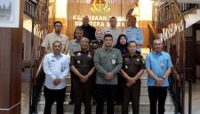 Gubernur Sumut Bobby Afif Nasution bersama Kepala Kejati Sumut Muhibuddin dan jajaran berfoto usai pertemuan di Kantor Kejati Sumut, Medan, Selasa (13/10/2026). Perkuat sinergi Pemprov–Kejati, evaluasi 2026, targetkan gedung baru rampung 2027. Foto: Ist.