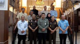 Gubernur Sumut Bobby Afif Nasution bersama Kepala Kejati Sumut Muhibuddin dan jajaran berfoto usai pertemuan di Kantor Kejati Sumut, Medan, Selasa (13/10/2026). Perkuat sinergi Pemprov–Kejati, evaluasi 2026, targetkan gedung baru rampung 2027. Foto: Ist.