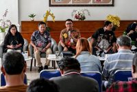 Kepala Dinas LHK Sumut Heri Wahyudi Marpaung saat menyampaikan pembaruan kondisi karhutla dan kualitas udara di Kantor Gubernur Sumut, Medan, Jumat (16/10/2026). Foto: Ist.
