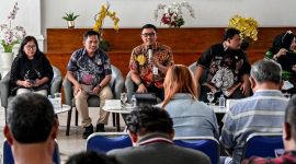 Kepala Dinas LHK Sumut Heri Wahyudi Marpaung saat menyampaikan pembaruan kondisi karhutla dan kualitas udara di Kantor Gubernur Sumut, Medan, Jumat (16/10/2026). Foto: Ist.
