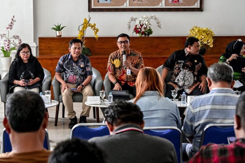 Kepala Dinas LHK Sumut Heri Wahyudi Marpaung saat menyampaikan pembaruan kondisi karhutla dan kualitas udara di Kantor Gubernur Sumut, Medan, Jumat (16/10/2026). Foto: Ist.