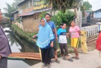 Sejumlah warga dan nelayan berdiri di tepi aliran perairan di kawasan Medan Utara yang menjadi lokasi perlintasan dan kemunculan buaya muara. Warga berharap Pemko Medan dan pihak berwenang segera turun tangan melakukan penanganan sebelum jatuh korban. Foto: Ist.