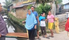 Sejumlah warga dan nelayan berdiri di tepi aliran perairan di kawasan Medan Utara yang menjadi lokasi perlintasan dan kemunculan buaya muara. Warga berharap Pemko Medan dan pihak berwenang segera turun tangan melakukan penanganan sebelum jatuh korban. Foto: Ist.