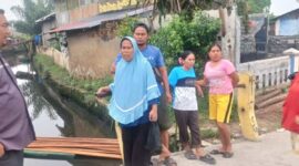 Sejumlah warga dan nelayan berdiri di tepi aliran perairan di kawasan Medan Utara yang menjadi lokasi perlintasan dan kemunculan buaya muara. Warga berharap Pemko Medan dan pihak berwenang segera turun tangan melakukan penanganan sebelum jatuh korban. Foto: Ist.