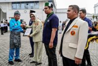 Penyerahan Anugerah Bakti Pemuda Inspiratif Sumut kepada organisasi kepemudaan, peringatan Hari Sumpah Pemuda ke-98 di Medan. Foto: Ist.