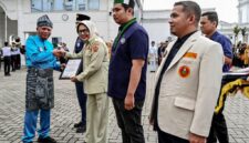 Penyerahan Anugerah Bakti Pemuda Inspiratif Sumut kepada organisasi kepemudaan, peringatan Hari Sumpah Pemuda ke-98 di Medan. Foto: Ist.