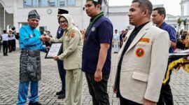 Penyerahan Anugerah Bakti Pemuda Inspiratif Sumut kepada organisasi kepemudaan, peringatan Hari Sumpah Pemuda ke-98 di Medan. Foto: Ist.