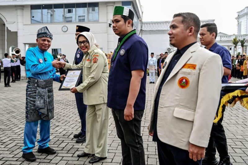 Penyerahan Anugerah Bakti Pemuda Inspiratif Sumut kepada organisasi kepemudaan, peringatan Hari Sumpah Pemuda ke-98 di Medan. Foto: Ist.