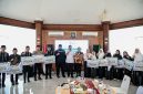 Gubernur Sumut Bobby Nasution berfoto bersama para qori dan qoriah kafilah Sumut peraih prestasi MTQ Nasional ke-31 di Anjungan Lantai 9 Kantor Gubernur Sumut, Medan, Rabu (30/9/2026). Kafilah Sumut menembus 5 besar dan menerima bonus hingga Rp100 juta. Foto: Ist.
