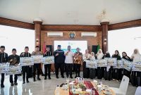 Gubernur Sumut Bobby Nasution berfoto bersama para qori dan qoriah kafilah Sumut peraih prestasi MTQ Nasional ke-31 di Anjungan Lantai 9 Kantor Gubernur Sumut, Medan, Rabu (30/9/2026). Kafilah Sumut menembus 5 besar dan menerima bonus hingga Rp100 juta. Foto: Ist.