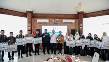 Gubernur Sumut Bobby Nasution berfoto bersama para qori dan qoriah kafilah Sumut peraih prestasi MTQ Nasional ke-31 di Anjungan Lantai 9 Kantor Gubernur Sumut, Medan, Rabu (30/9/2026). Kafilah Sumut menembus 5 besar dan menerima bonus hingga Rp100 juta. Foto: Ist.