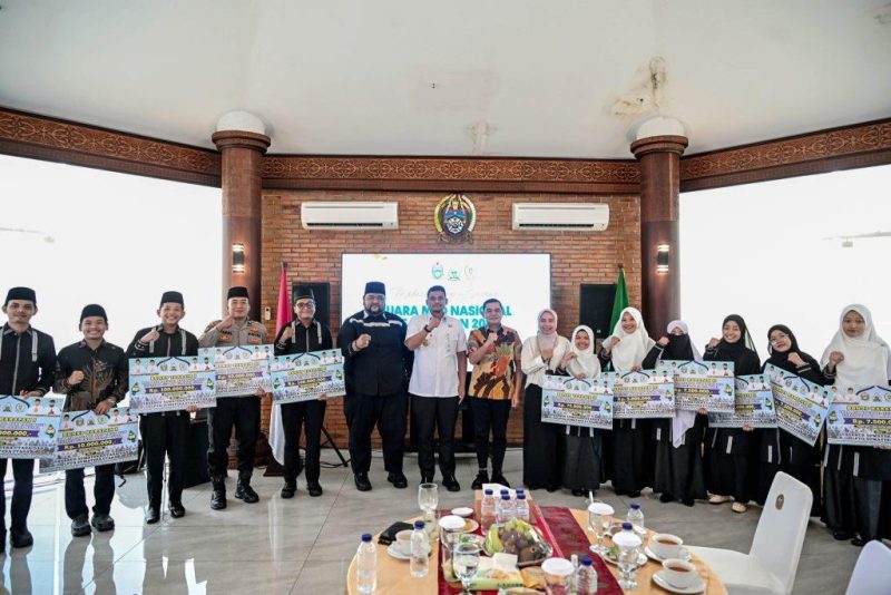 Gubernur Sumut Bobby Nasution berfoto bersama para qori dan qoriah kafilah Sumut peraih prestasi MTQ Nasional ke-31 di Anjungan Lantai 9 Kantor Gubernur Sumut, Medan, Rabu (30/9/2026). Kafilah Sumut menembus 5 besar dan menerima bonus hingga Rp100 juta. Foto: Ist.