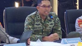Kepala Penerangan Kodam Jaya Letkol Arh Noor Ishak memberikan keterangan terkait kasus penyewaan rumah dinas TNI di KPAD Cijantung yang dijadikan markas judi online, Jumat (9/10/2026). Letkol Arman ditahan, 11 operator sipil diamankan. Foto: Ist.