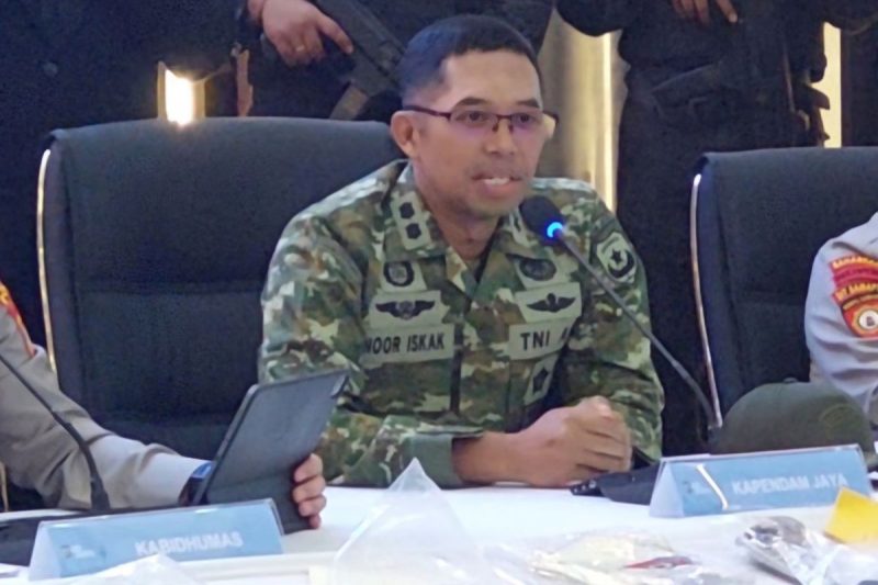 Kepala Penerangan Kodam Jaya Letkol Arh Noor Ishak memberikan keterangan terkait kasus penyewaan rumah dinas TNI di KPAD Cijantung yang dijadikan markas judi online, Jumat (9/10/2026). Letkol Arman ditahan, 11 operator sipil diamankan. Foto: Ist.