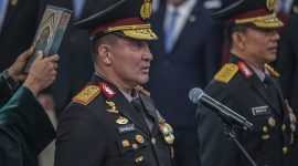 Kapolri Jenderal Pol. Suyudi Ario Seto (kiri) bersama Wakapolri Komjen Pol. Wahyu Hadiningrat (kanan) mengucapkan sumpah saat pelantikan Kapolri dan Wakapolri di Istana Negara, Jakarta, Kamis (1/10/2026). Foto: Ist.