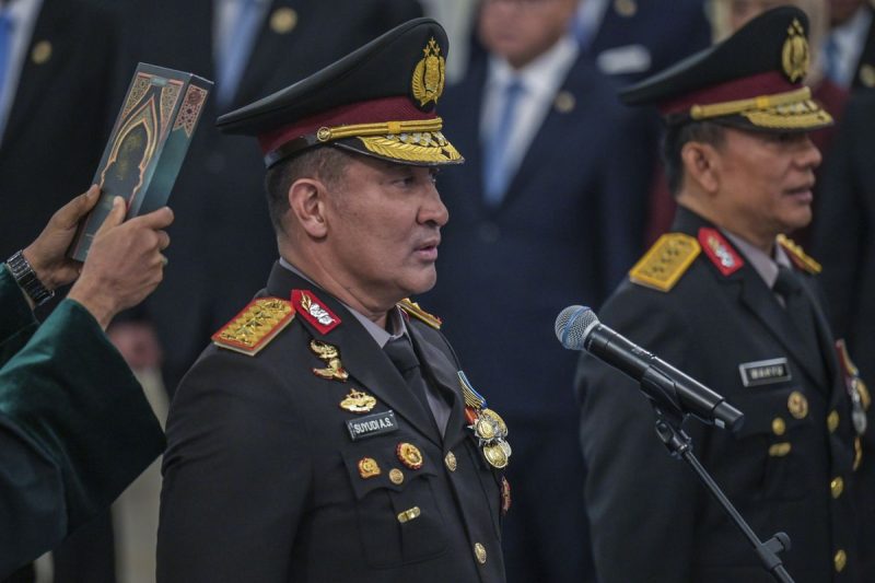 Kapolri Jenderal Pol. Suyudi Ario Seto (kiri) bersama Wakapolri Komjen Pol. Wahyu Hadiningrat (kanan) mengucapkan sumpah saat pelantikan Kapolri dan Wakapolri di Istana Negara, Jakarta, Kamis (1/10/2026). Foto: Ist.