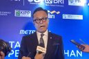 COO Danantara sekaligus Kepala BP BUMN Dony Oskaria memberikan keterangan pers, Kamis (8/10/2026). Tegaskan dividen diinvestasikan kembali lewat DAM & DIM, bukan disetor ke kas negara, APBN dan Danantara jadi dua penggerak ekonomi nasional. Foto: Ist.