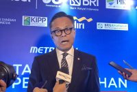 COO Danantara sekaligus Kepala BP BUMN Dony Oskaria memberikan keterangan pers, Kamis (8/10/2026). Tegaskan dividen diinvestasikan kembali lewat DAM & DIM, bukan disetor ke kas negara, APBN dan Danantara jadi dua penggerak ekonomi nasional. Foto: Ist.