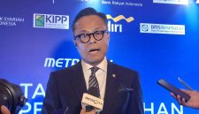 COO Danantara sekaligus Kepala BP BUMN Dony Oskaria memberikan keterangan pers, Kamis (8/10/2026). Tegaskan dividen diinvestasikan kembali lewat DAM & DIM, bukan disetor ke kas negara, APBN dan Danantara jadi dua penggerak ekonomi nasional. Foto: Ist.