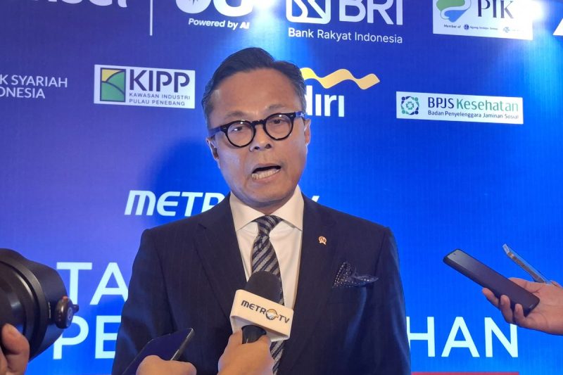 COO Danantara sekaligus Kepala BP BUMN Dony Oskaria memberikan keterangan pers, Kamis (8/10/2026). Tegaskan dividen diinvestasikan kembali lewat DAM & DIM, bukan disetor ke kas negara, APBN dan Danantara jadi dua penggerak ekonomi nasional. Foto: Ist.