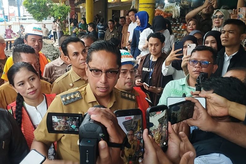 Wali Kota Medan Rico Tri Putra Bayu Waas memberikan keterangan pers terkait percepatan penyelesaian Stadion Teladan, Senin (12/10/2026). Target APBD tuntas 12 November 2026, terus dorong Kementerian PU selesaikan bagian APBN, tekankan kualitas & keselamatan. Foto: Ist.