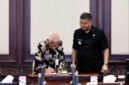 Wakil Gubernur Sumut Surya menandatangani kesepakatan bersama dengan Pemprov Jabar yang disaksikan langsung oleh Wagub Jabar Erwan Setiawan di Bandung, Jumat (30/10/2026), sebagai komitmen memperkuat pelayanan publik berbasis digital dan reformasi birokrasi. Foto: Ist.