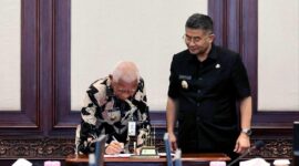 Wakil Gubernur Sumut Surya menandatangani kesepakatan bersama dengan Pemprov Jabar yang disaksikan langsung oleh Wagub Jabar Erwan Setiawan di Bandung, Jumat (30/10/2026), sebagai komitmen memperkuat pelayanan publik berbasis digital dan reformasi birokrasi. Foto: Ist.