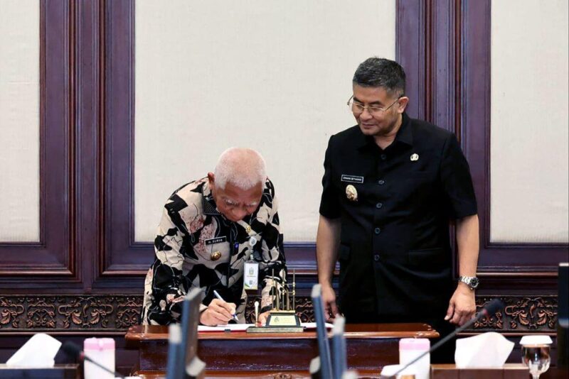 Wakil Gubernur Sumut Surya menandatangani kesepakatan bersama dengan Pemprov Jabar yang disaksikan langsung oleh Wagub Jabar Erwan Setiawan di Bandung, Jumat (30/10/2026), sebagai komitmen memperkuat pelayanan publik berbasis digital dan reformasi birokrasi. Foto: Ist.