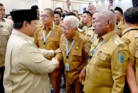 Wagub Sumut Surya berjabat tangan dengan Presiden RI Prabowo Subianto saat menghadiri Rakornas TPAKD 2026 di JIEXPO Kemayoran, Jakarta, Kamis (22/10/2026). Foto: Ist.