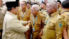 Wagub Sumut Surya berjabat tangan dengan Presiden RI Prabowo Subianto saat menghadiri Rakornas TPAKD 2026 di JIEXPO Kemayoran, Jakarta, Kamis (22/10/2026). Foto: Ist.