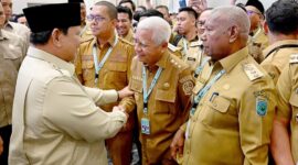 Wagub Sumut Surya berjabat tangan dengan Presiden RI Prabowo Subianto saat menghadiri Rakornas TPAKD 2026 di JIEXPO Kemayoran, Jakarta, Kamis (22/10/2026). Foto: Ist.
