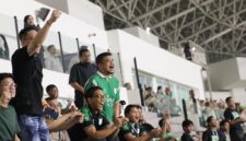 Gubernur Sumatera Utara, Muhammad Bobby Afif Nasution (tengah mengenakan jersi hijau), bersorak antusias saat menyaksikan langsung laga PSMS Medan melawan PSIS Semarang di tribun Stadion Utama Sumatera Utara, Deliserdang. Foto: Ist.