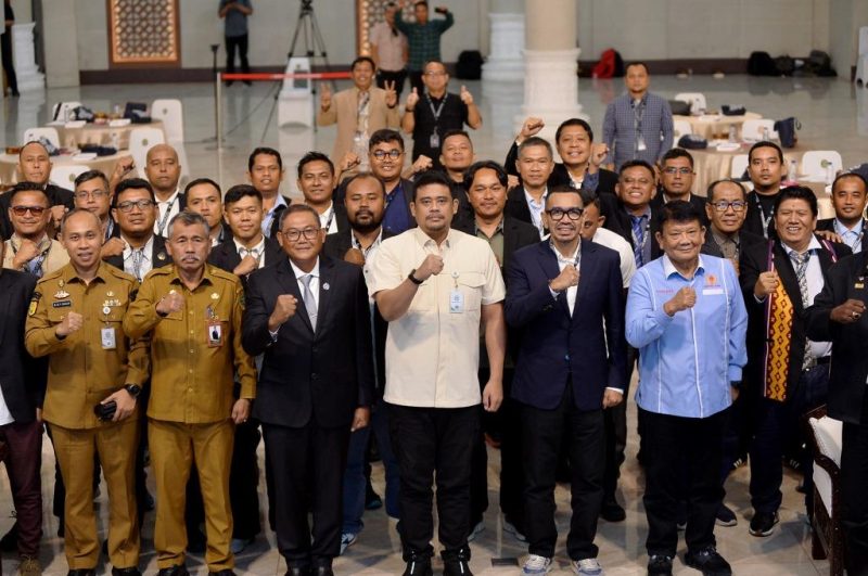 Gubernur Sumatera Utara Muhammad Bobby Afif Nasution bersama Ketua Badan Tim Nasional (BTN) PSSI Sumardji dan Ketua PSSI Sumut terpilih Arya Sinulingga dan jajaran pengurus PSSI serta sejumlah pejabat berfoto bersama usai Kongres Biasa Pemilihan Ketua PSSI Sumut di Medan, Senin (12/10/2026). Foto: Ist.
