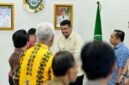 Gubernur Sumut Bobby Nasution menerima audiensi kelompok nelayan, pembudidaya, dan Bupati Nias Selatan Sokhiatulö Laia di Gunungsitoli, Jumat (30/10/2026). Bobby sampaikan terobosan pembiayaan luar APBD untuk membangun infrastruktur perikanan di Nias Selatan. Foto: Ist.