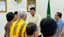Gubernur Sumut Bobby Nasution menerima audiensi kelompok nelayan, pembudidaya, dan Bupati Nias Selatan Sokhiatulö Laia di Gunungsitoli, Jumat (30/10/2026). Bobby sampaikan terobosan pembiayaan luar APBD untuk membangun infrastruktur perikanan di Nias Selatan. Foto: Ist.