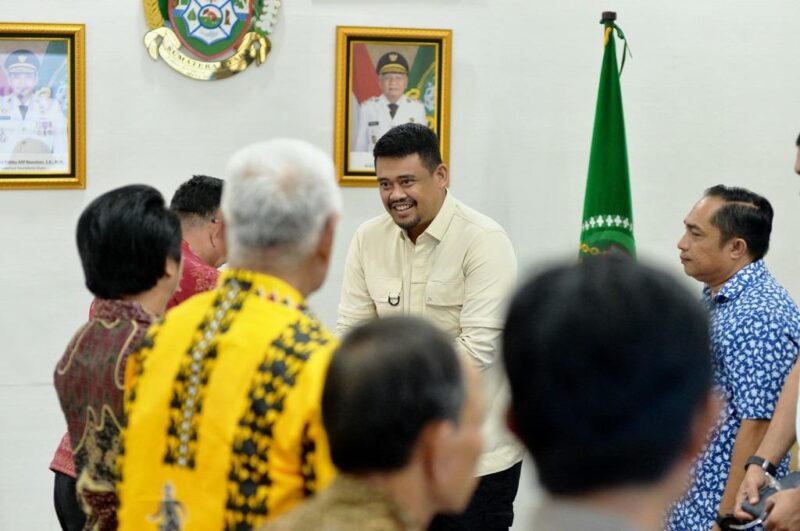 Gubernur Sumut Bobby Nasution menerima audiensi kelompok nelayan, pembudidaya, dan Bupati Nias Selatan Sokhiatulö Laia di Gunungsitoli, Jumat (30/10/2026). Bobby sampaikan terobosan pembiayaan luar APBD untuk membangun infrastruktur perikanan di Nias Selatan. Foto: Ist.