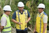 Tinjau Proyek Turap: Gubernur Sumatera Utara Bobby Nasution (tengah) didampingi Kepala Dinas BMBKCK Sumut Chandra Dalimunthe (kanan) memberikan arahan saat meninjau langsung pembangunan dinding penahan tanah (turap) di Jalan Gunungsitoli, Kabupaten Nias, Kamis (29/10/2026). Foto: Ist.