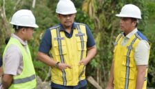 Tinjau Proyek Turap: Gubernur Sumatera Utara Bobby Nasution (tengah) didampingi Kepala Dinas BMBKCK Sumut Chandra Dalimunthe (kanan) memberikan arahan saat meninjau langsung pembangunan dinding penahan tanah (turap) di Jalan Gunungsitoli, Kabupaten Nias, Kamis (29/10/2026). Foto: Ist.
