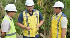 Tinjau Proyek Turap: Gubernur Sumatera Utara Bobby Nasution (tengah) didampingi Kepala Dinas BMBKCK Sumut Chandra Dalimunthe (kanan) memberikan arahan saat meninjau langsung pembangunan dinding penahan tanah (turap) di Jalan Gunungsitoli, Kabupaten Nias, Kamis (29/10/2026). Foto: Ist.