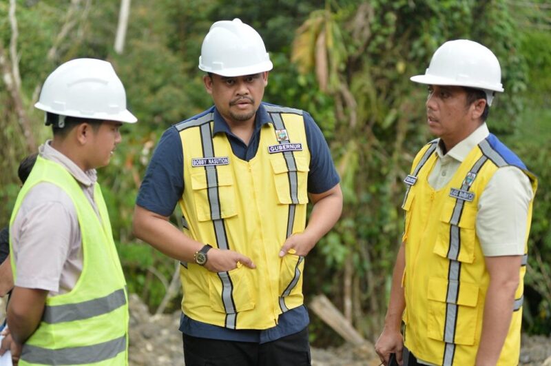 Tinjau Proyek Turap: Gubernur Sumatera Utara Bobby Nasution (tengah) didampingi Kepala Dinas BMBKCK Sumut Chandra Dalimunthe (kanan) memberikan arahan saat meninjau langsung pembangunan dinding penahan tanah (turap) di Jalan Gunungsitoli, Kabupaten Nias, Kamis (29/10/2026). Foto: Ist.