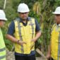 Tinjau Proyek Turap: Gubernur Sumatera Utara Bobby Nasution (tengah) didampingi Kepala Dinas BMBKCK Sumut Chandra Dalimunthe (kanan) memberikan arahan saat meninjau langsung pembangunan dinding penahan tanah (turap) di Jalan Gunungsitoli, Kabupaten Nias, Kamis (29/10/2026). Foto: Ist.