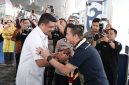 Gubernur Sumut Bobby Nasution menyambut hangat Kapolda Sumut baru Irjen Sonny Irawan di Bandara Kualanamu, Selasa (6/10/2026). Tanjak Melayu disematkan sebagai simbol penghormatan, sinergi Pemprov–Polda diperkuat. Foto: Ist.